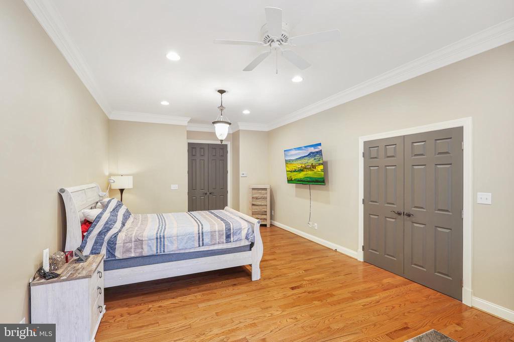 25 Mariner Ct