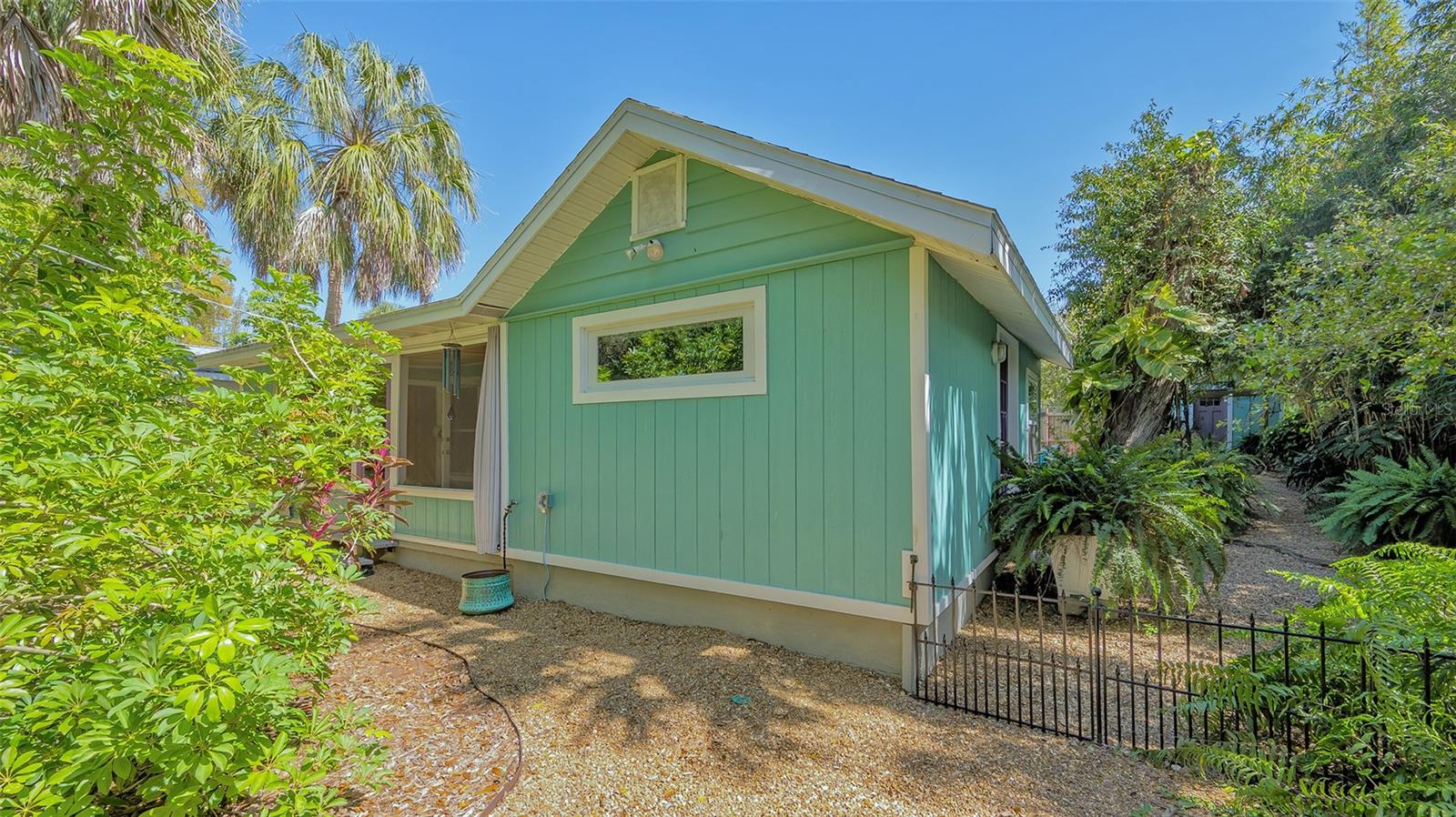 1921 EDGEWATER DR