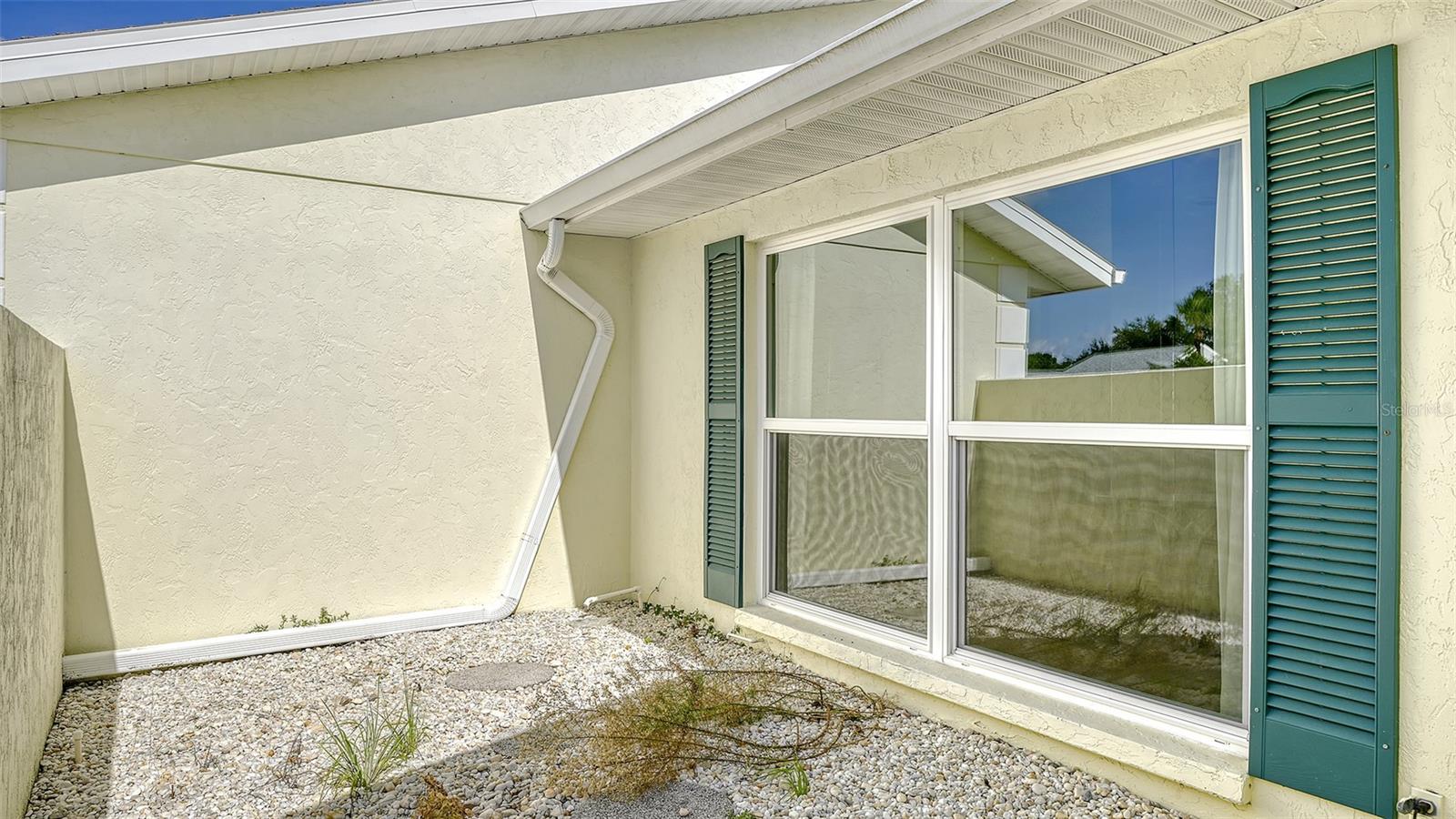 5209 PALM AIRE DR