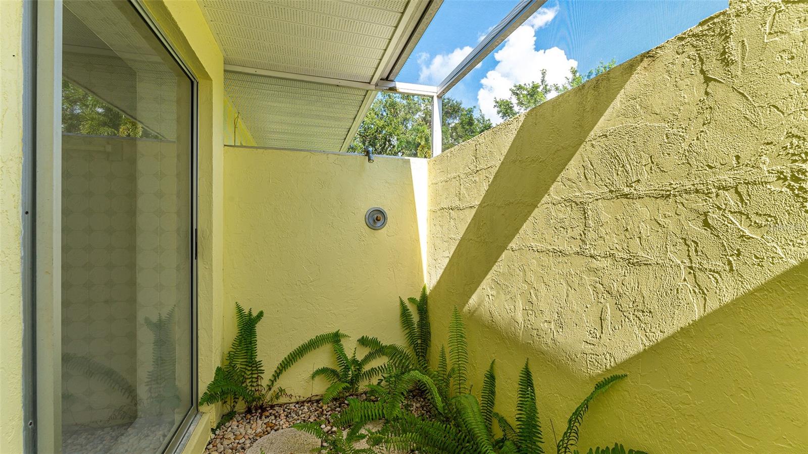 5209 PALM AIRE DR