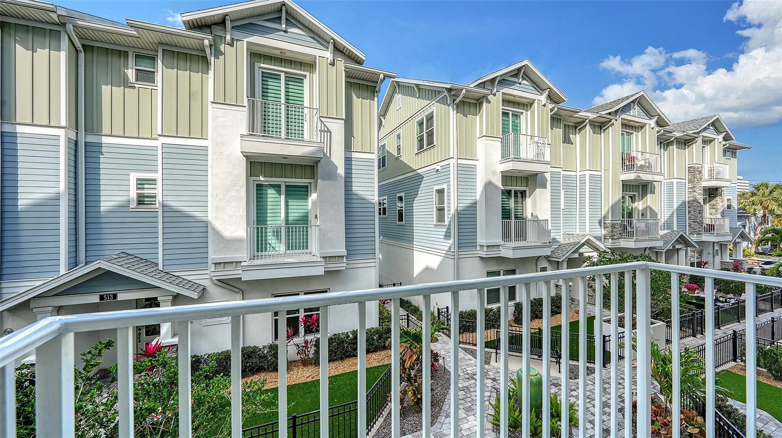 512 LAUREL PARK DR