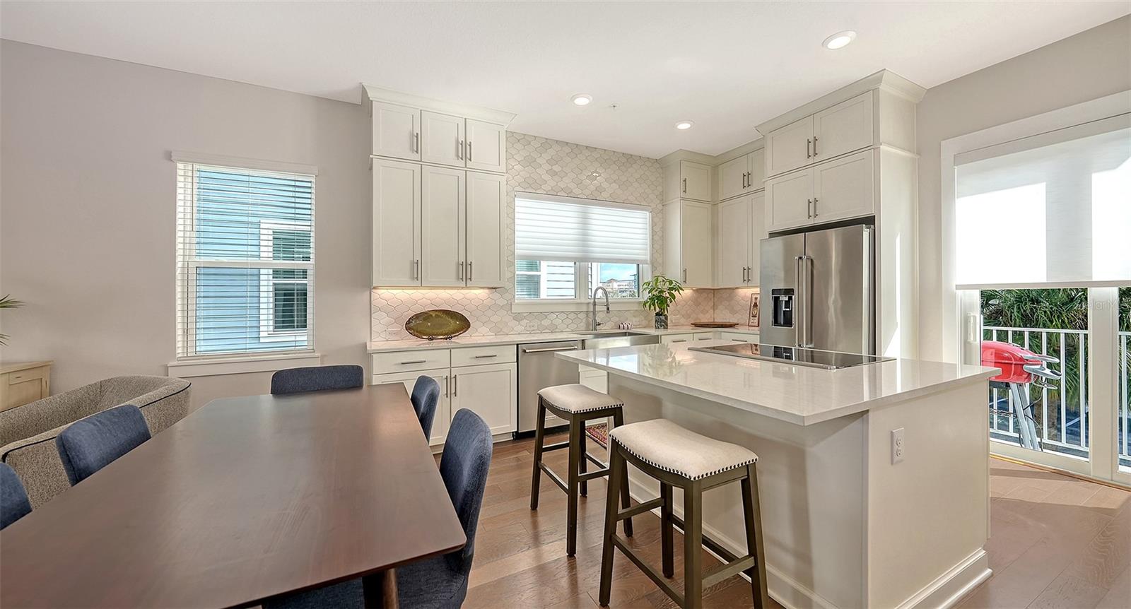 512 LAUREL PARK DR