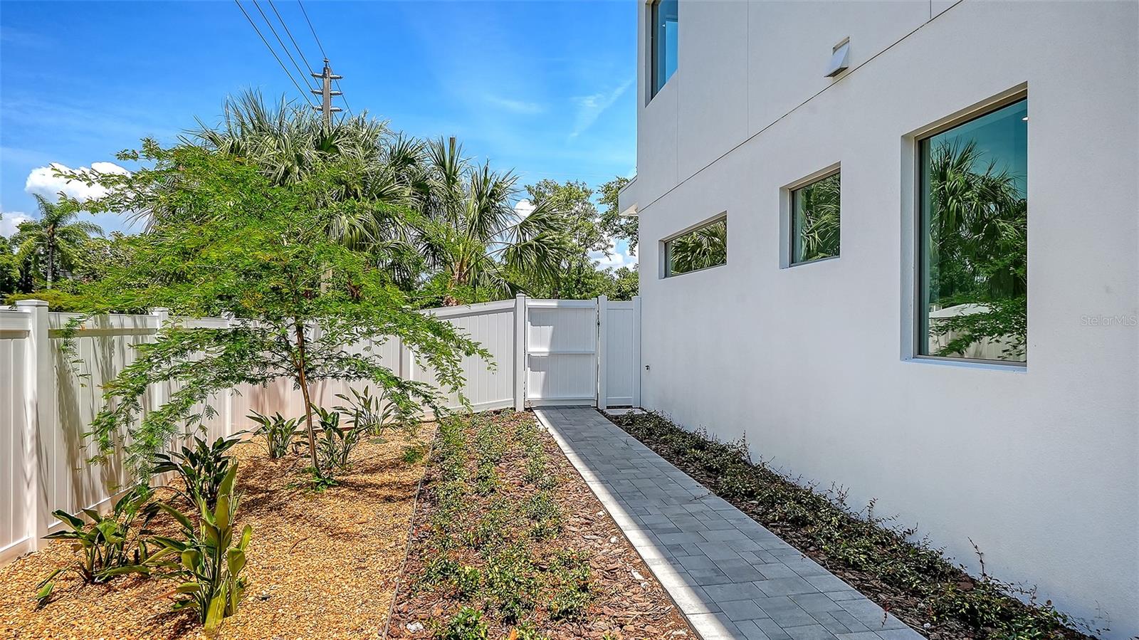 2010 HYDE PARK CIR