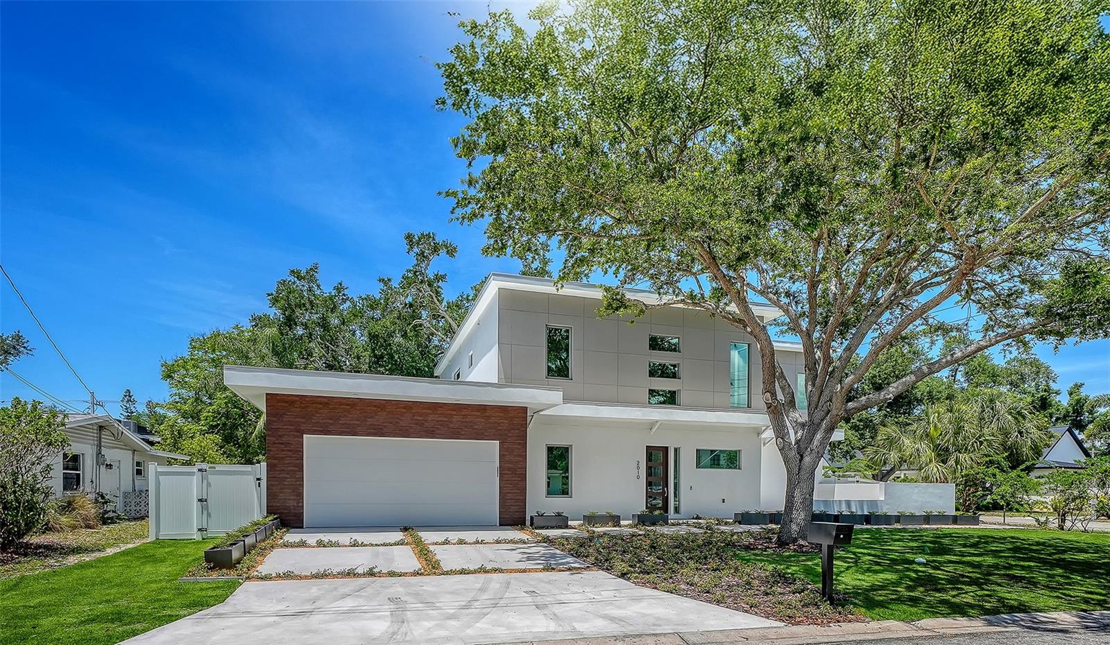 2010 HYDE PARK CIR