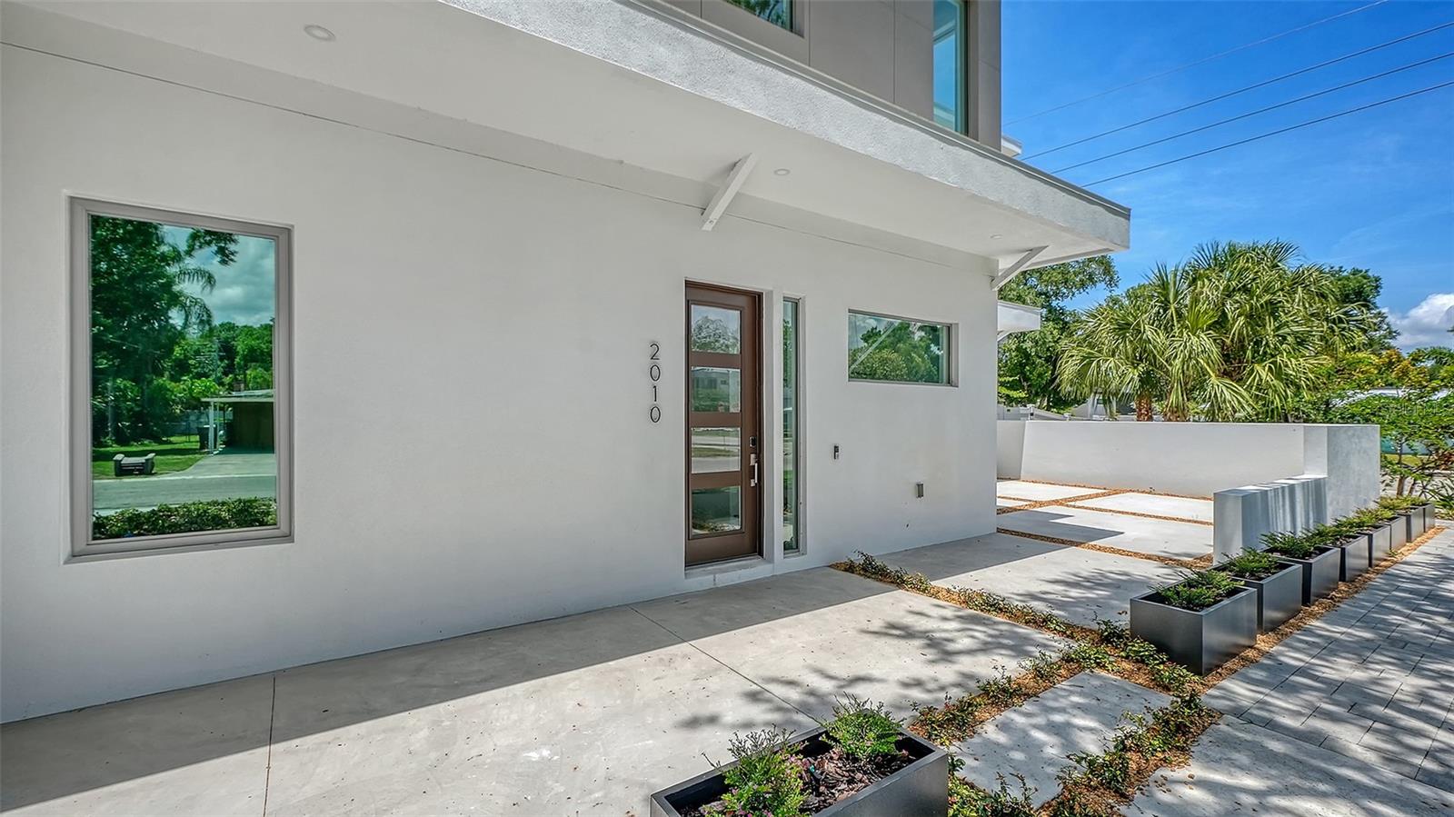 2010 HYDE PARK CIR