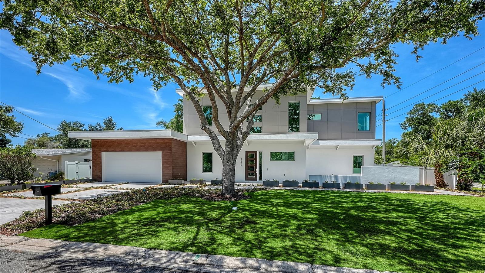 2010 HYDE PARK CIR