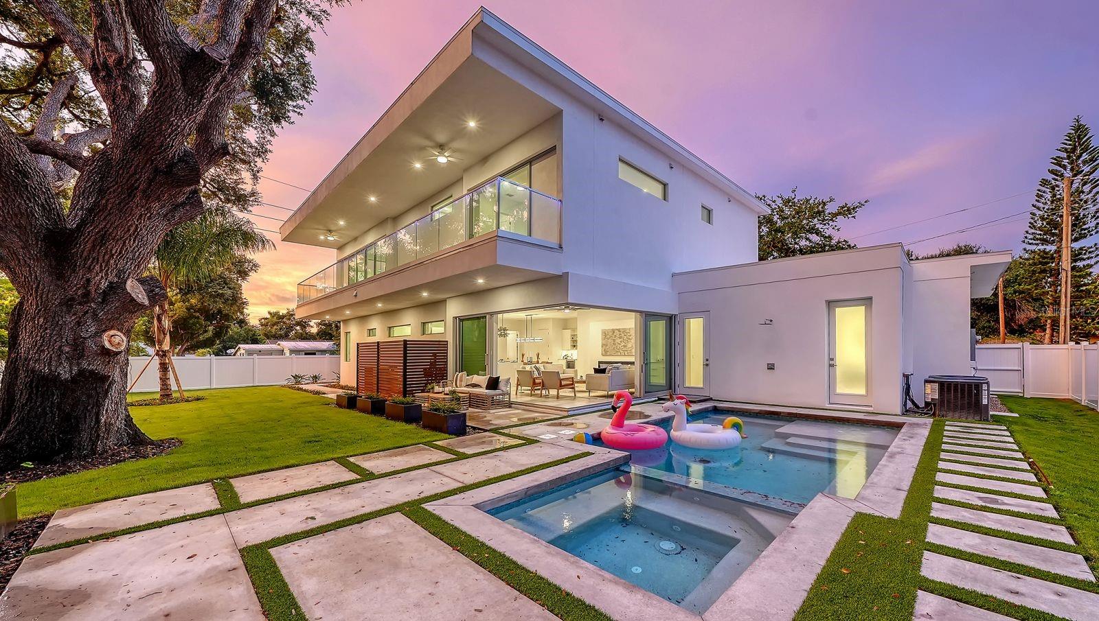 2010 HYDE PARK CIR