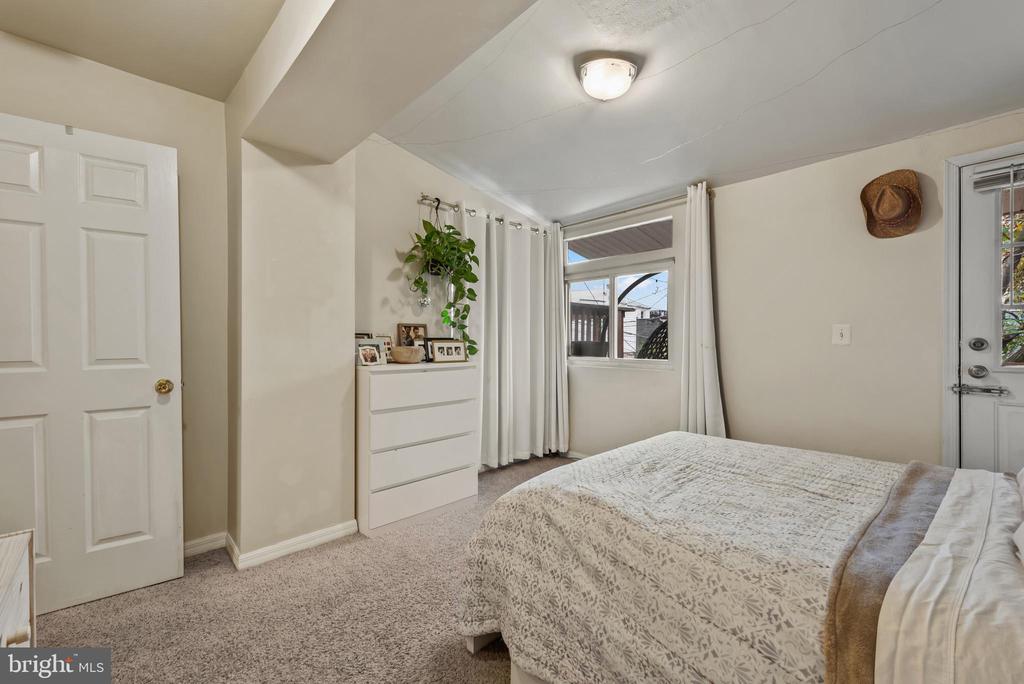 1807 E LOMBARD