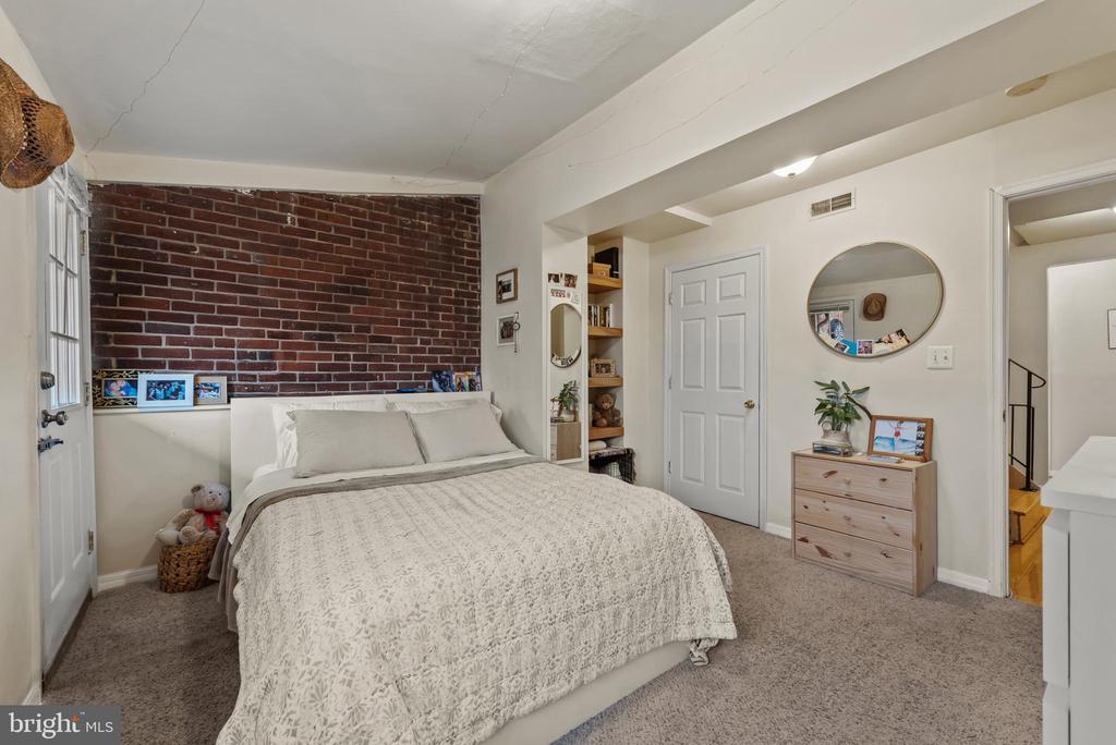 1807 E LOMBARD