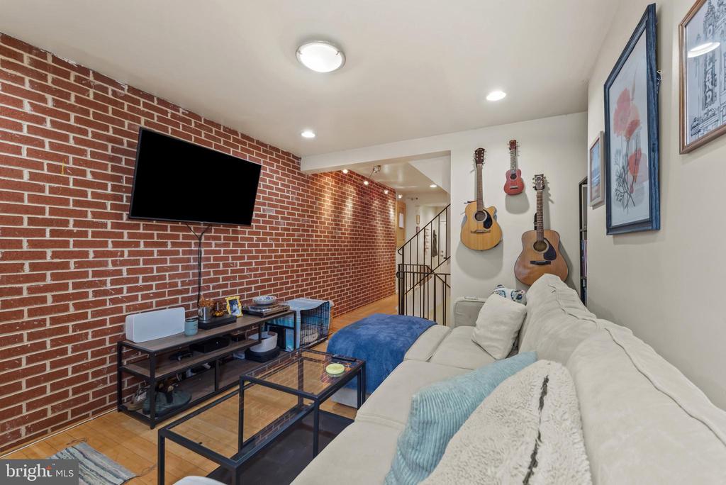 1807 E LOMBARD