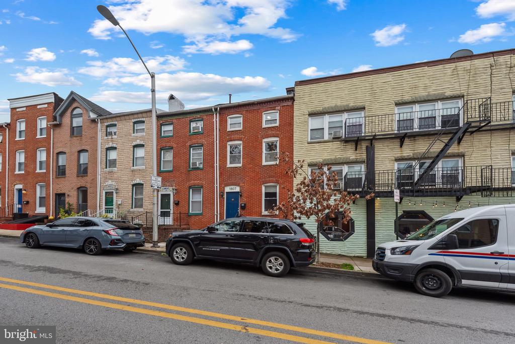 1807 E LOMBARD