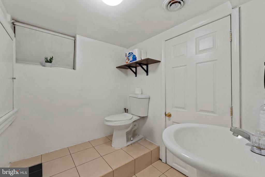 1807 E LOMBARD