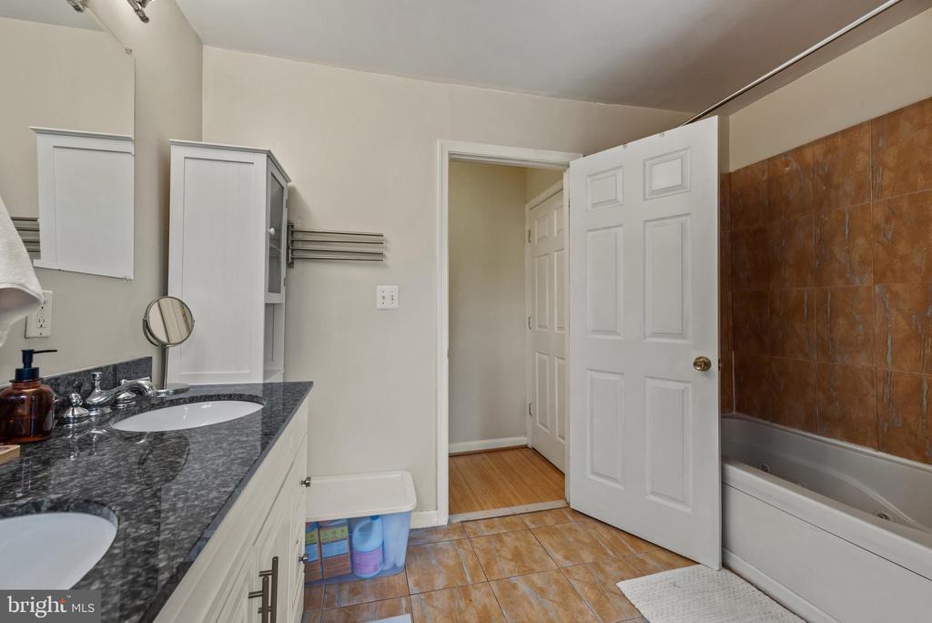 1807 E LOMBARD