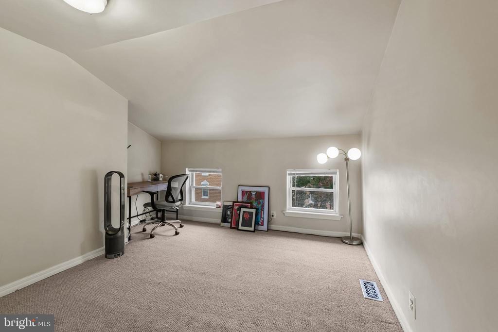 1807 E LOMBARD