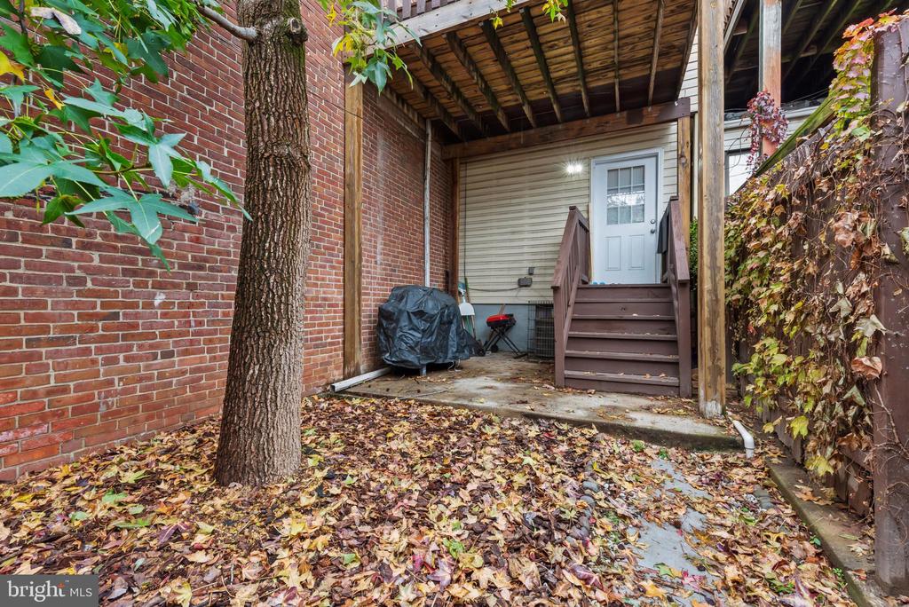 1807 E LOMBARD