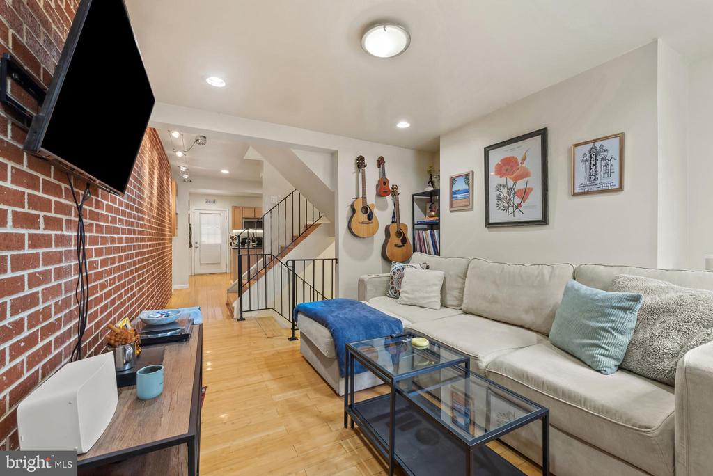 1807 E LOMBARD