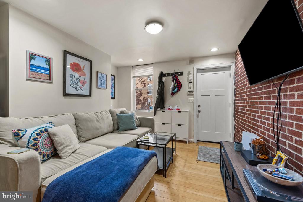 1807 E LOMBARD