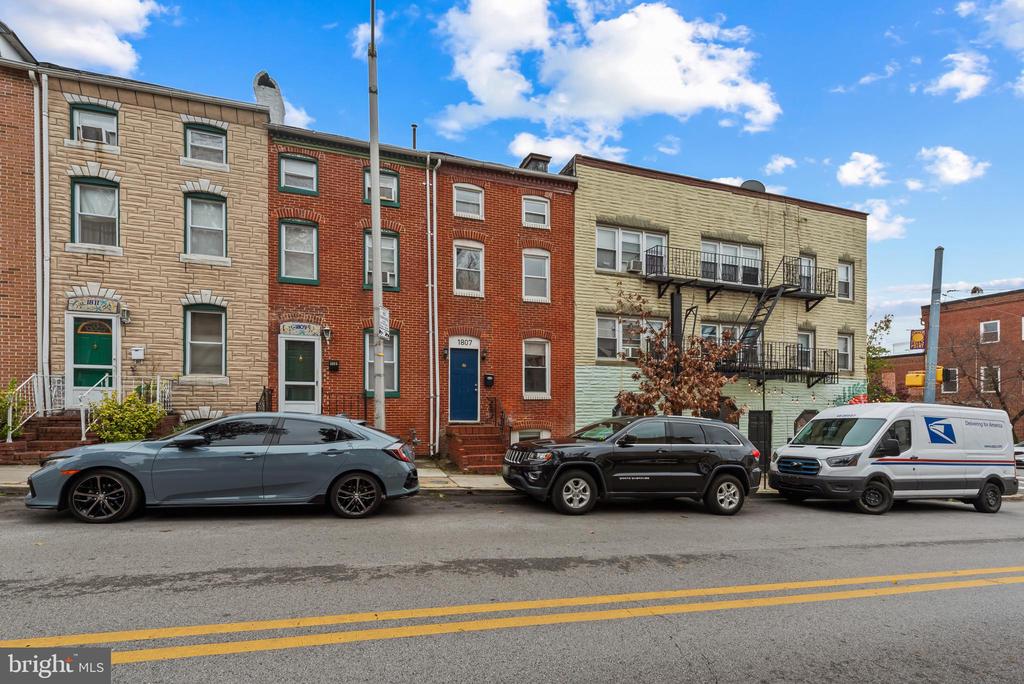1807 E LOMBARD