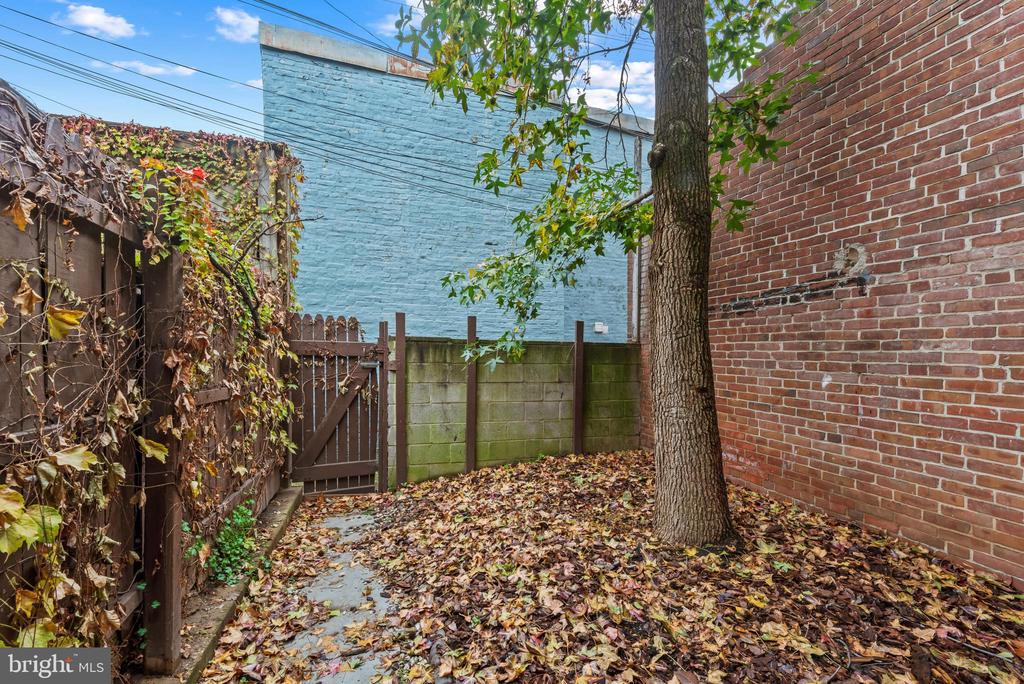 1807 E LOMBARD