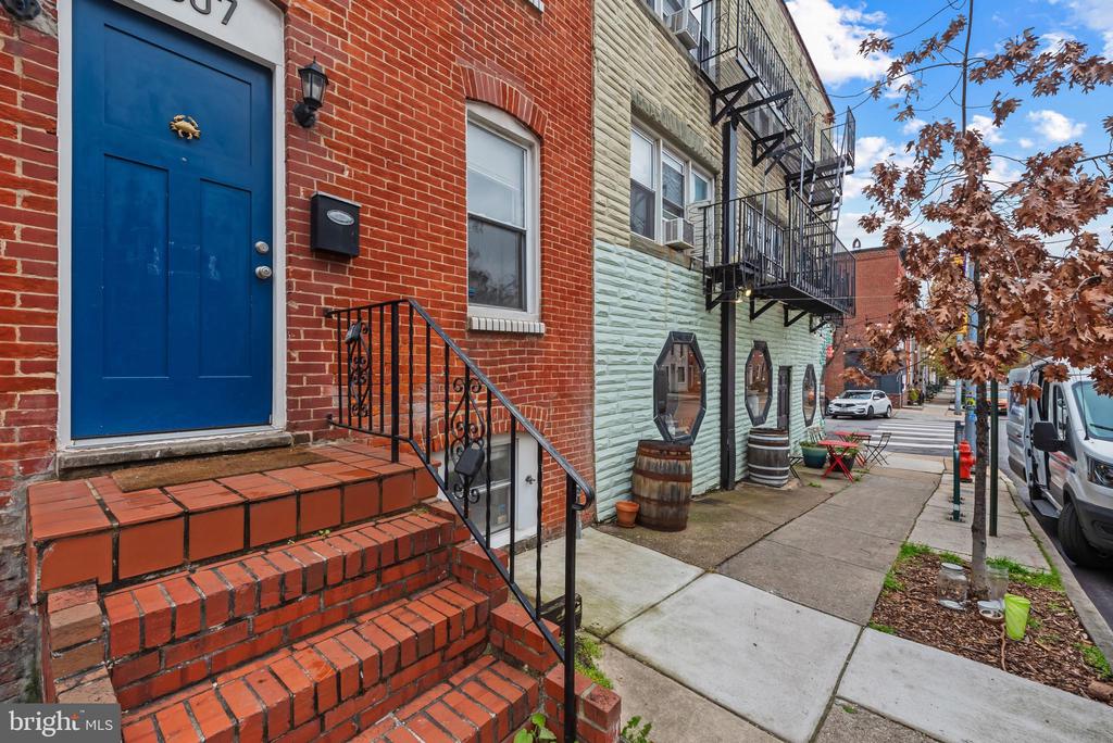 1807 E LOMBARD