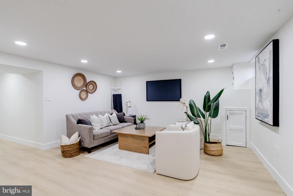 1524 RAMBLEWOOD ROAD