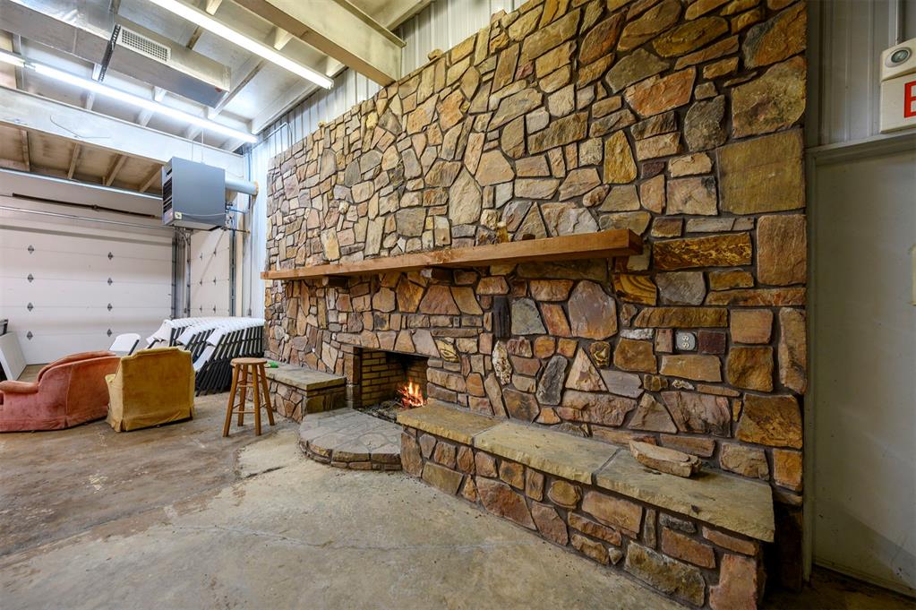 995 Hidden Oaks Trail