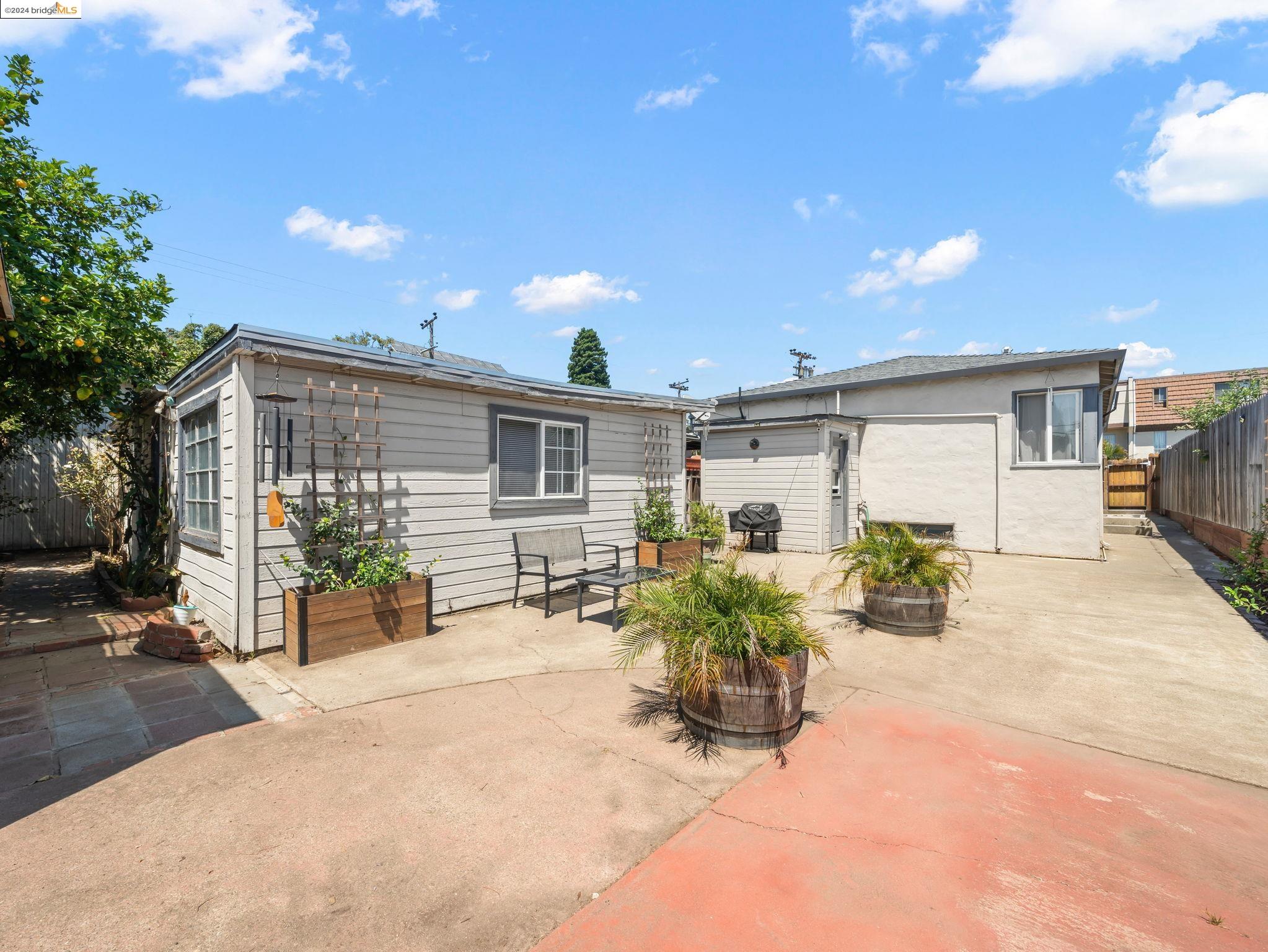 2135 Buena Vista Ave