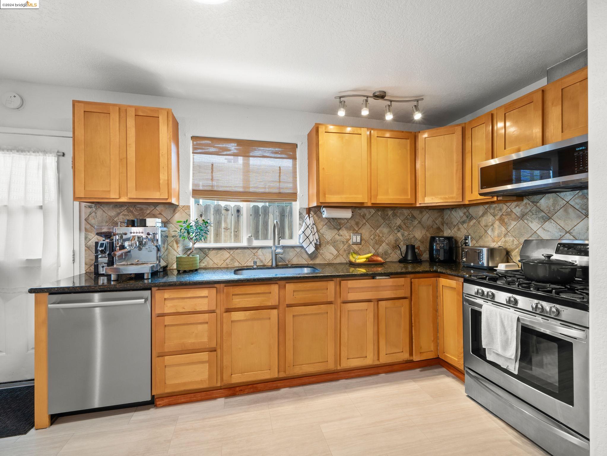 2135 Buena Vista Ave