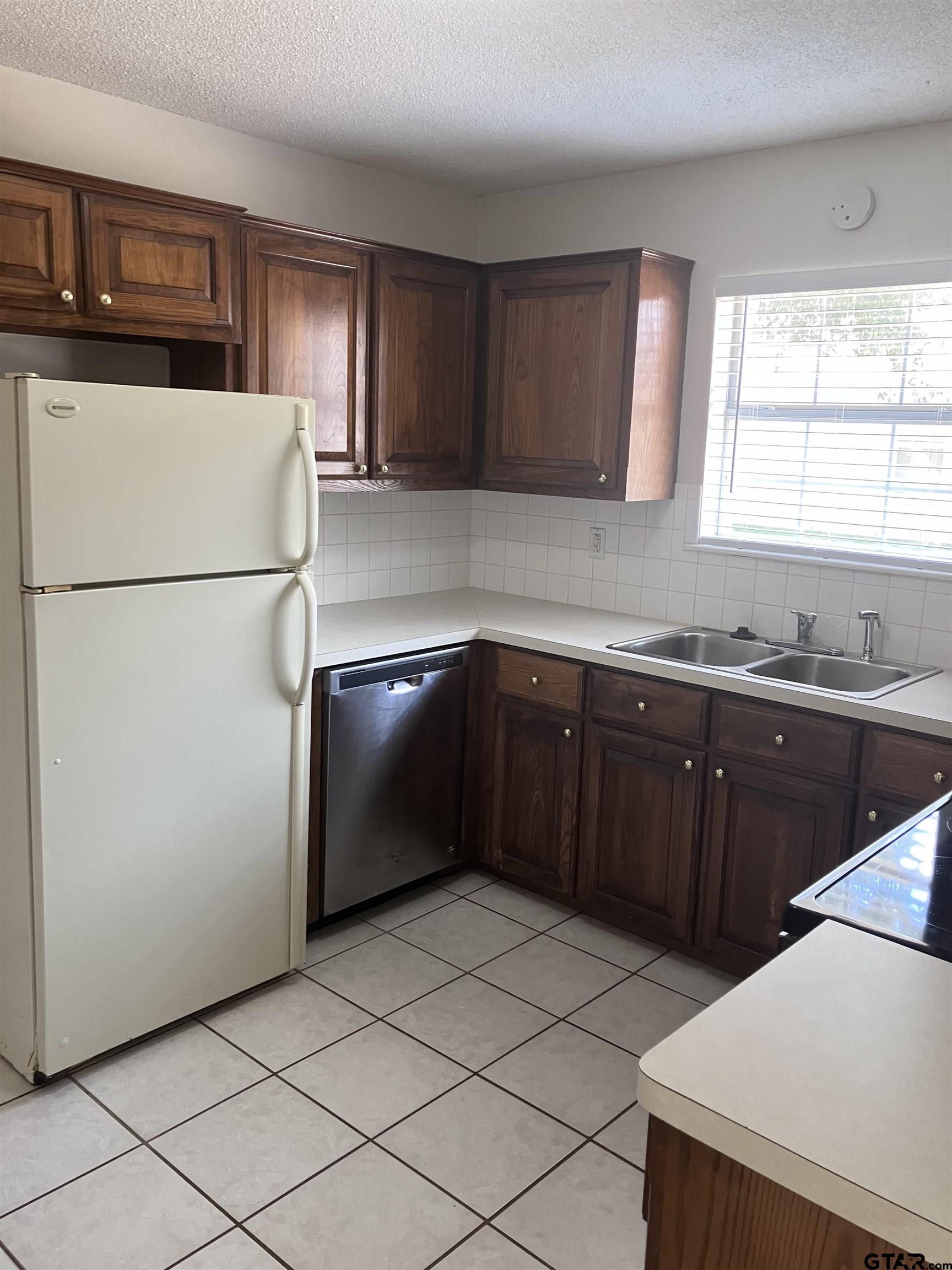 208 Summerset Ct.
