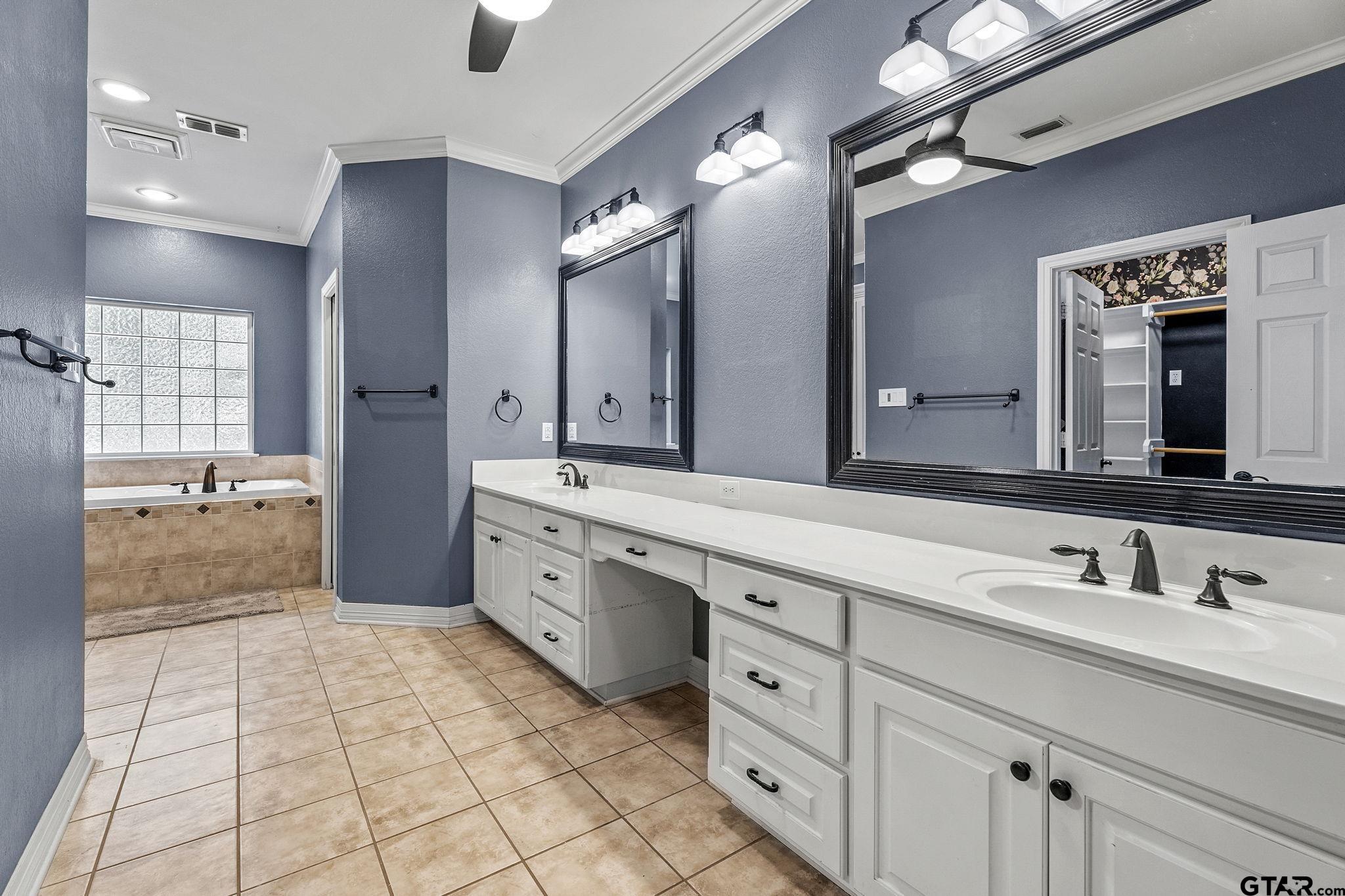 9136 Chisholm TRL