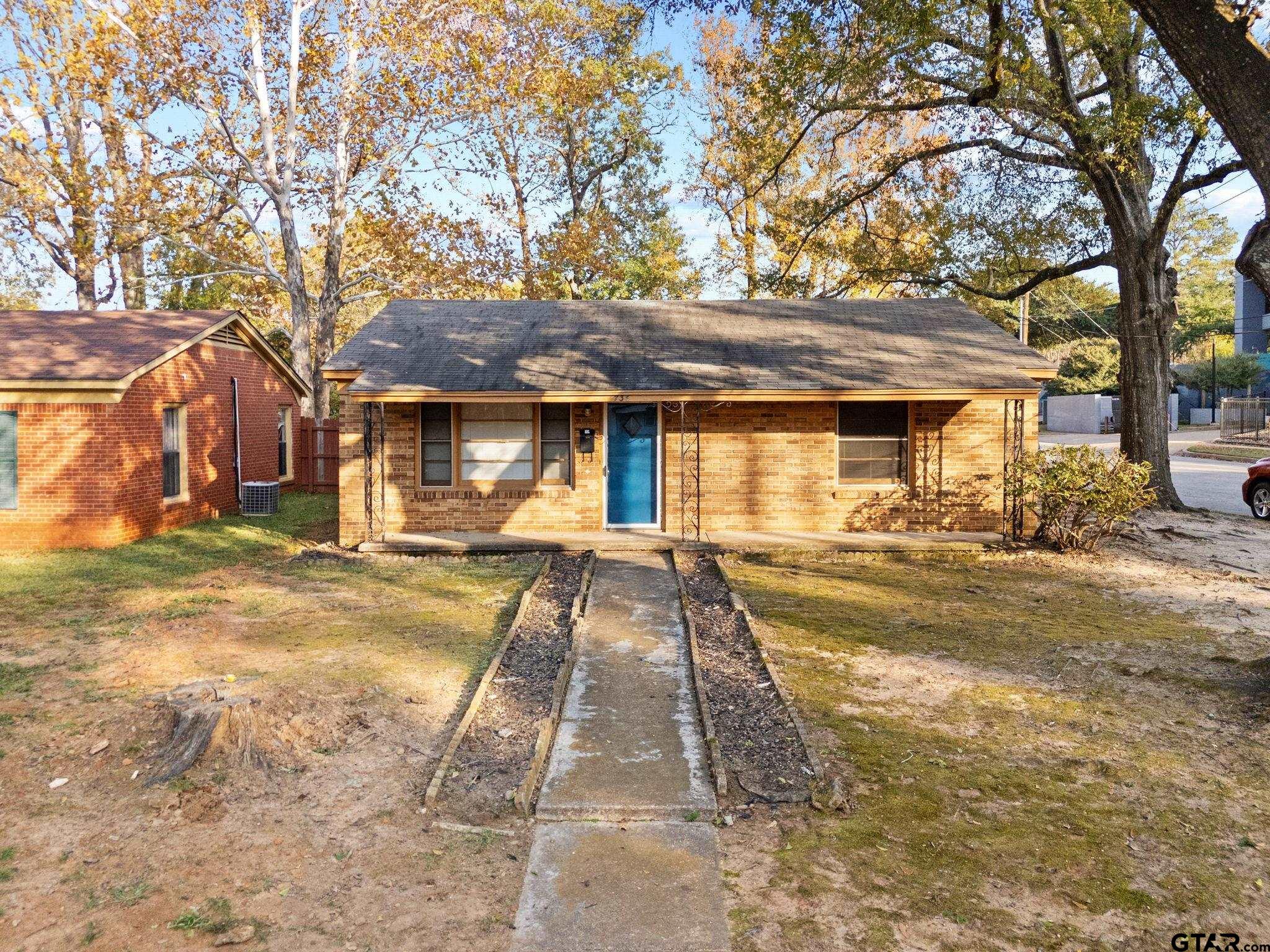 736 Crestway Drive