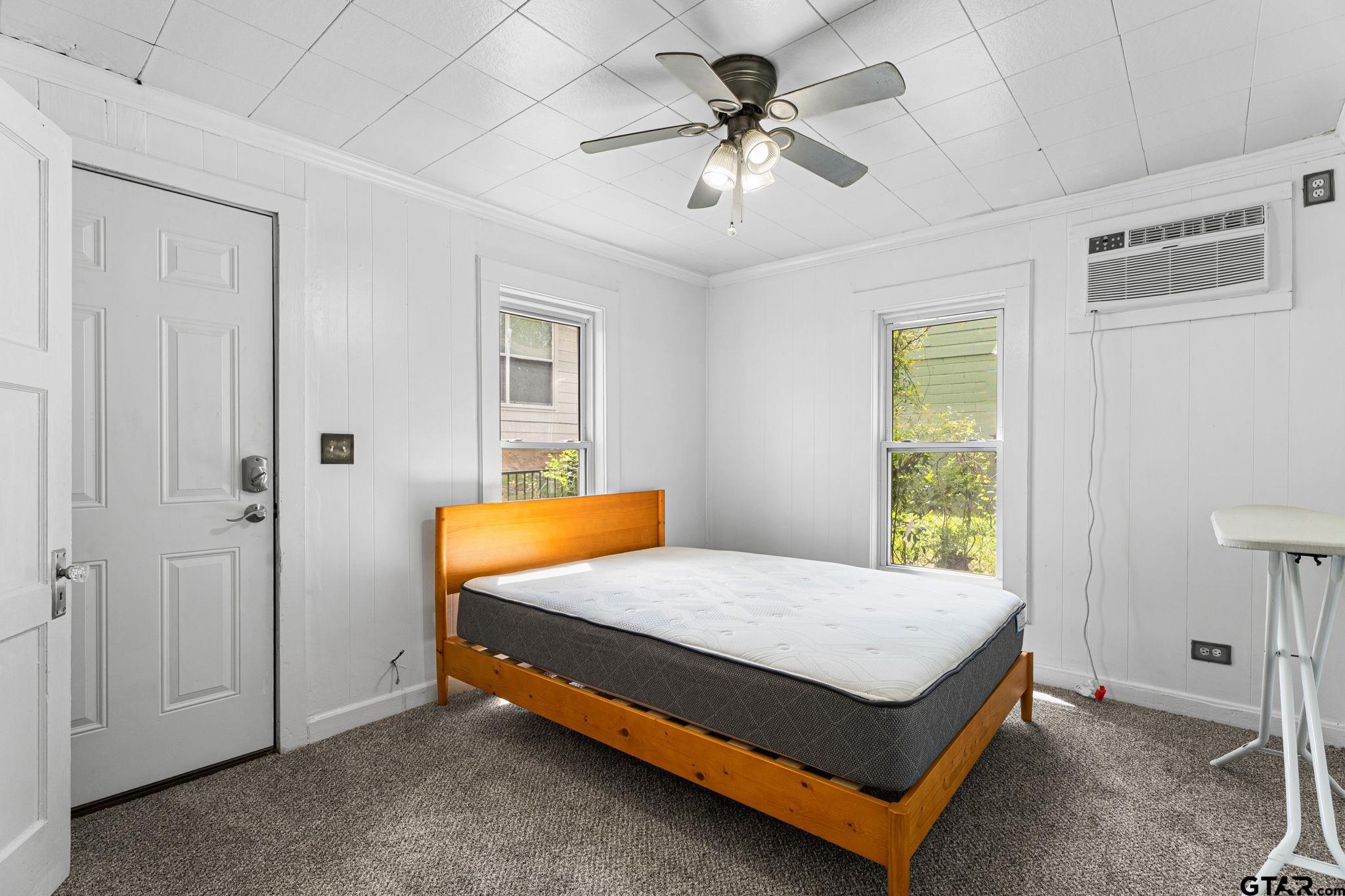 1403 S Robertson Avenue