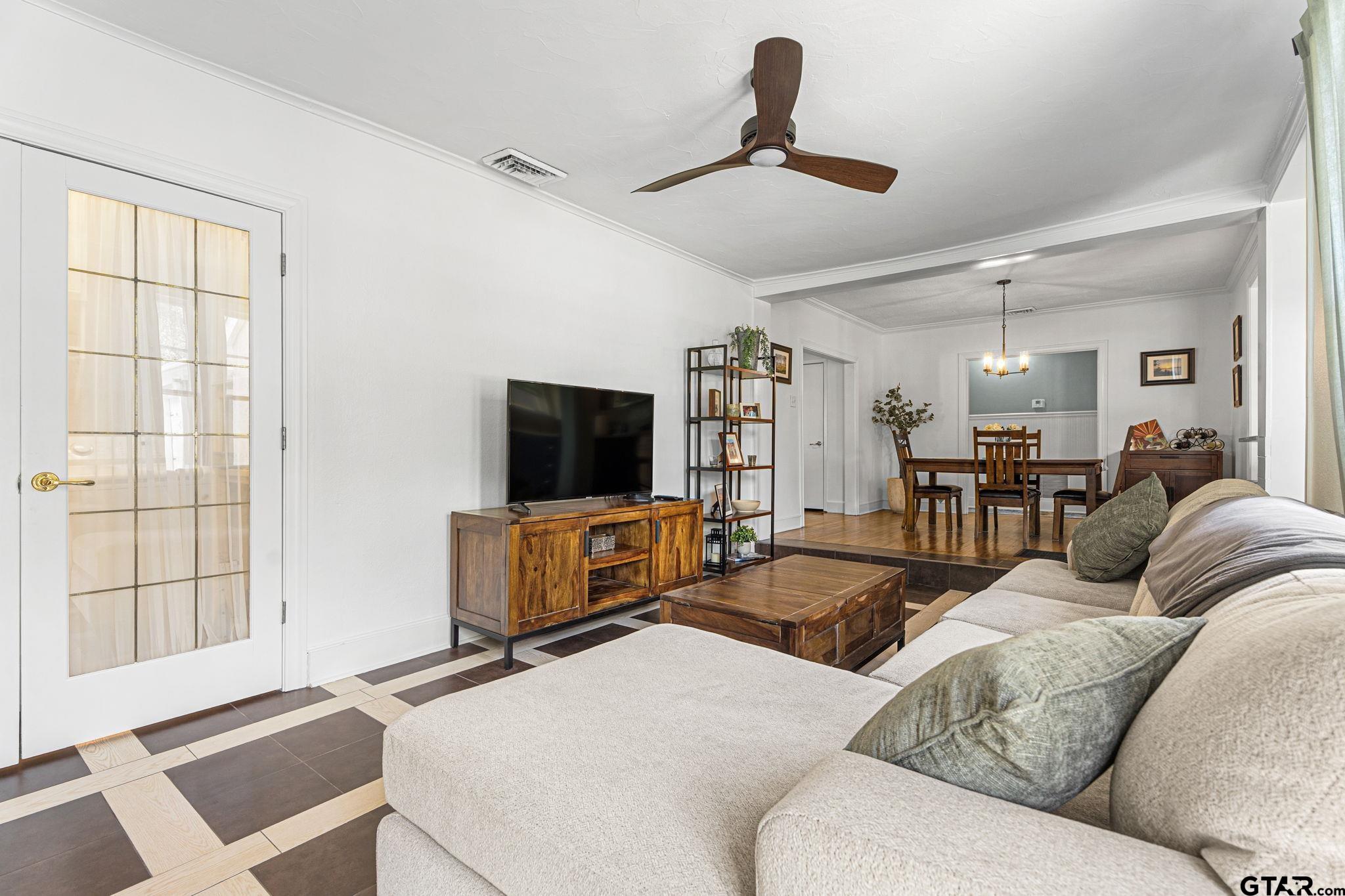 1403 S Robertson Avenue