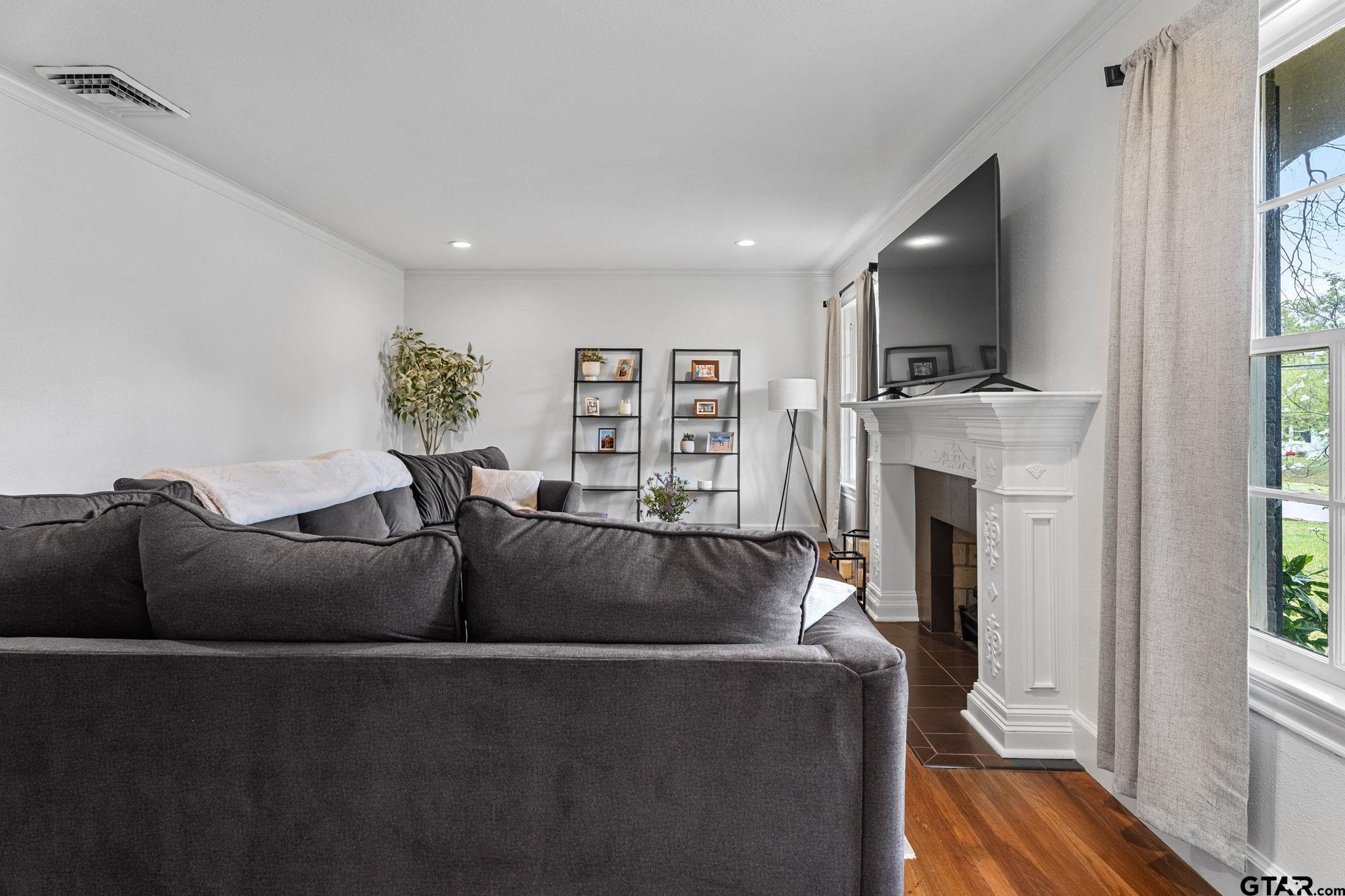 1403 S Robertson Avenue