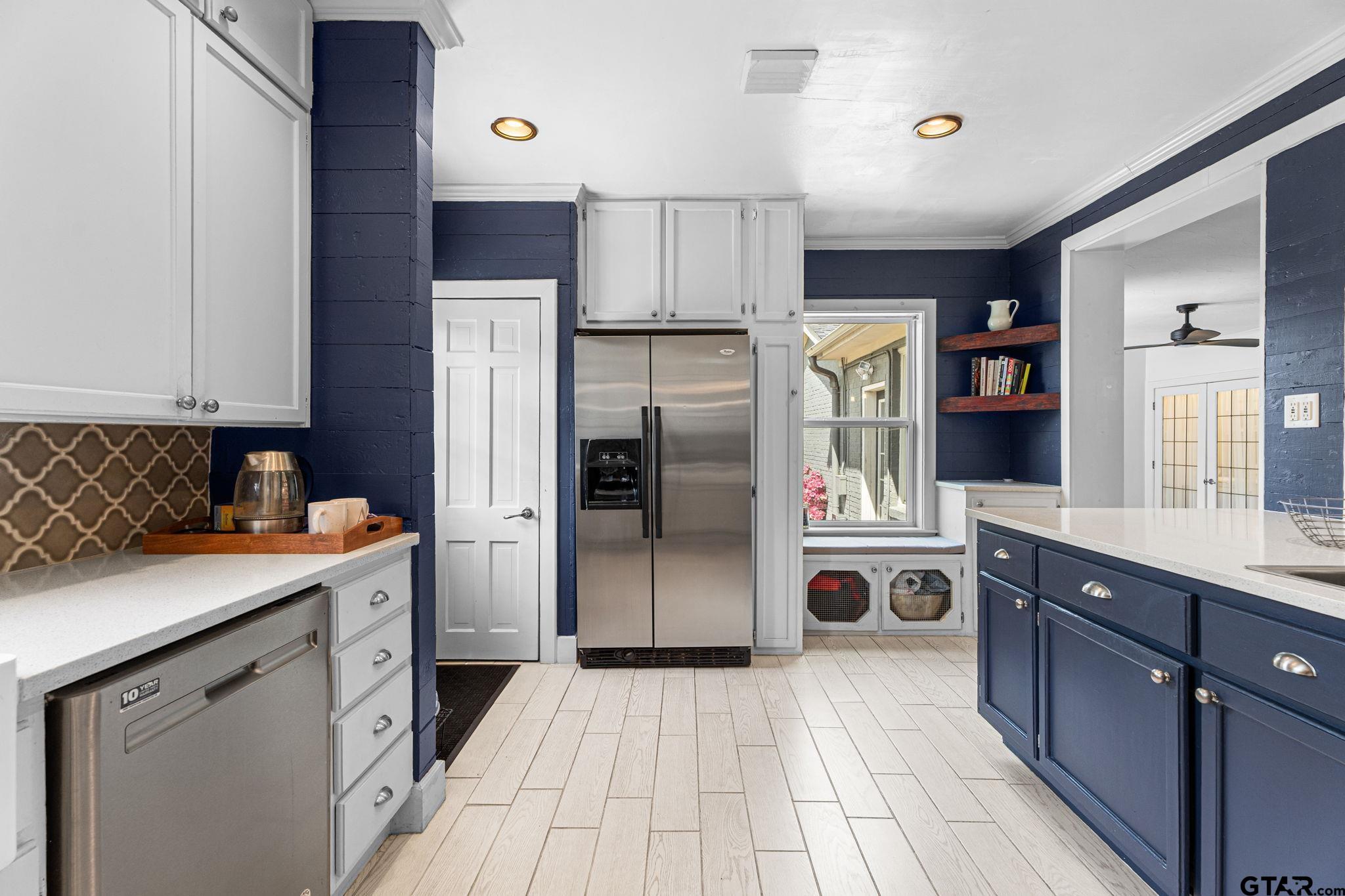 1403 S Robertson Avenue