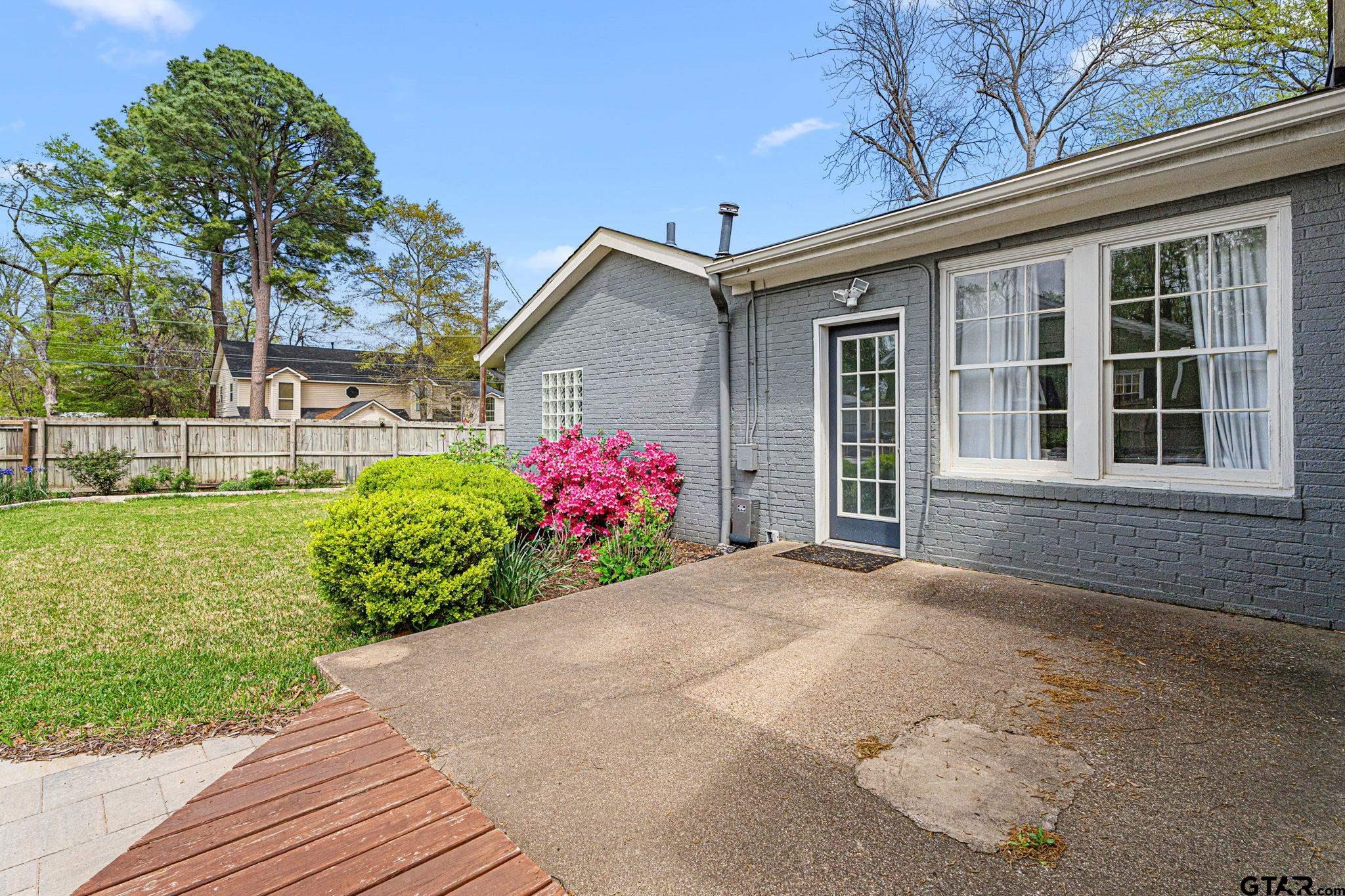 1403 S Robertson Avenue