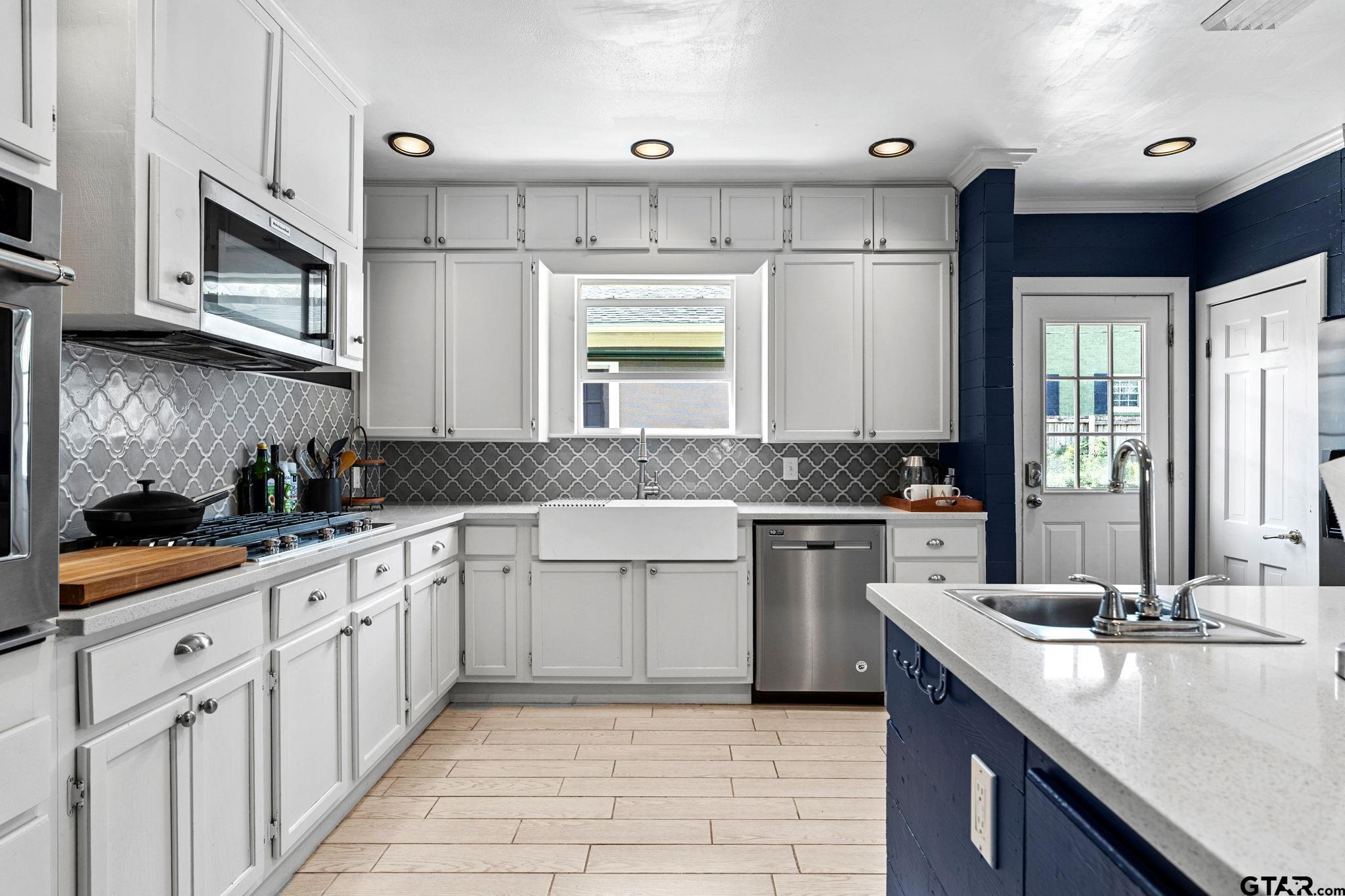 1403 S Robertson Avenue