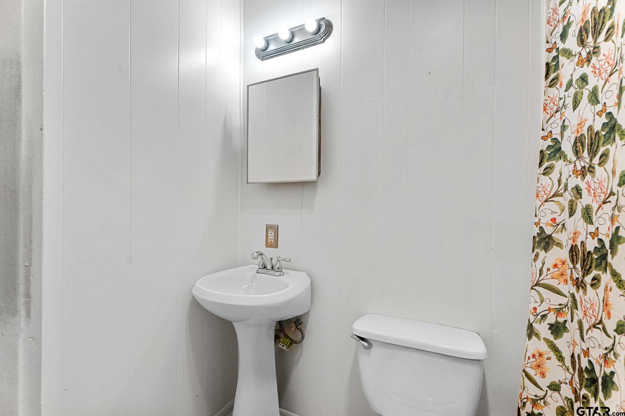 1403 S Robertson Avenue