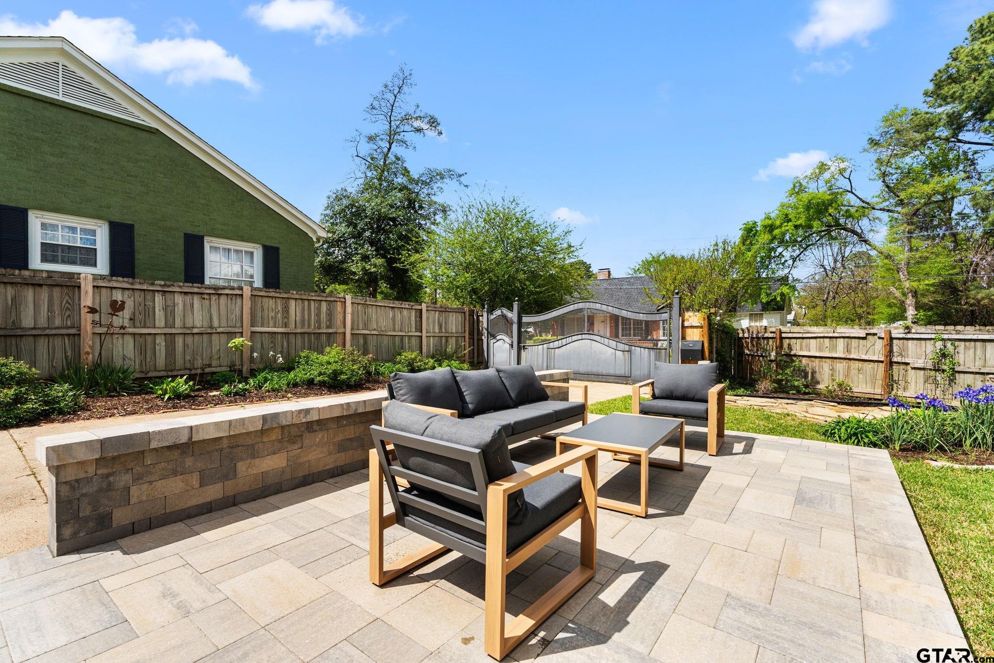 1403 S Robertson Avenue