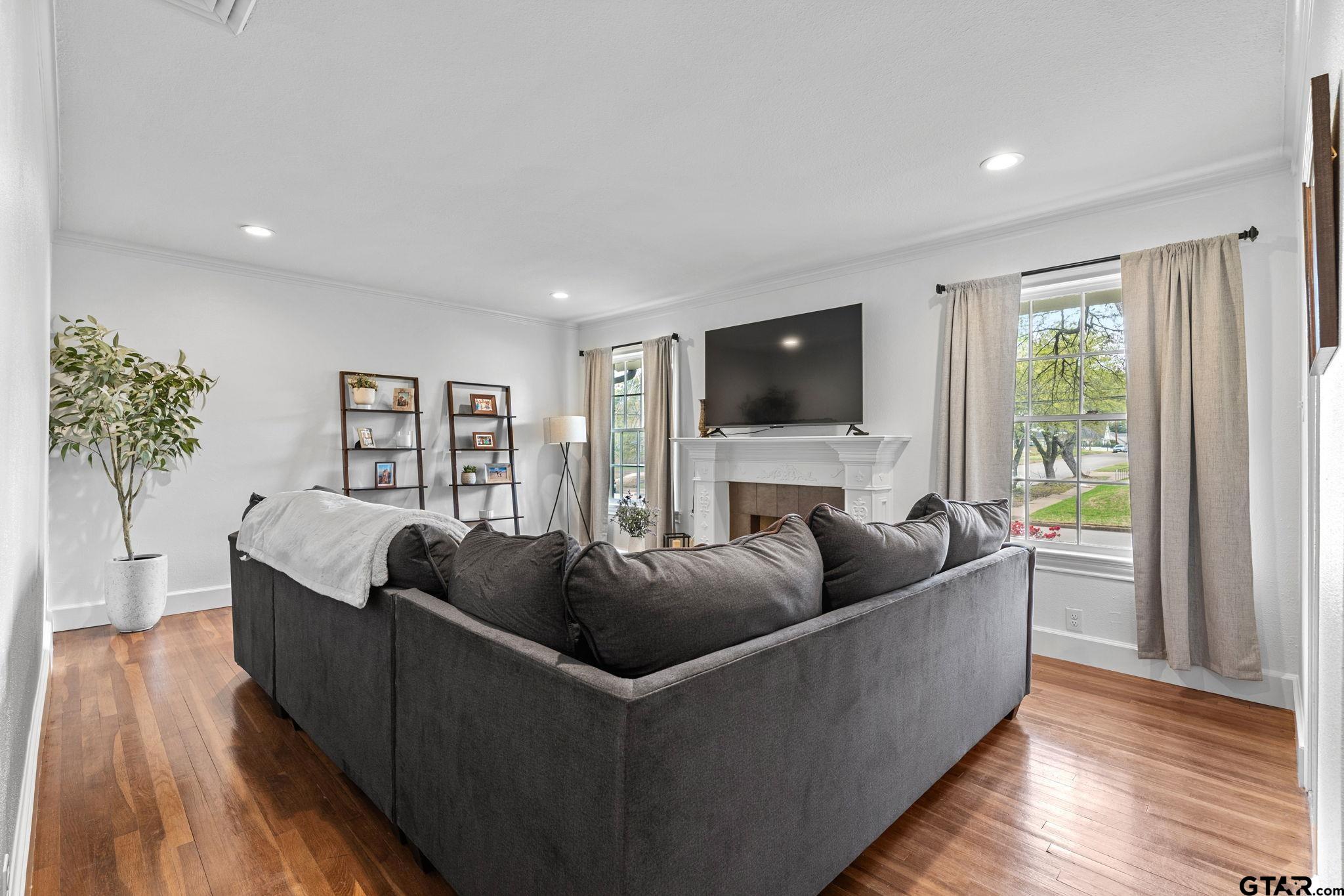 1403 S Robertson Avenue