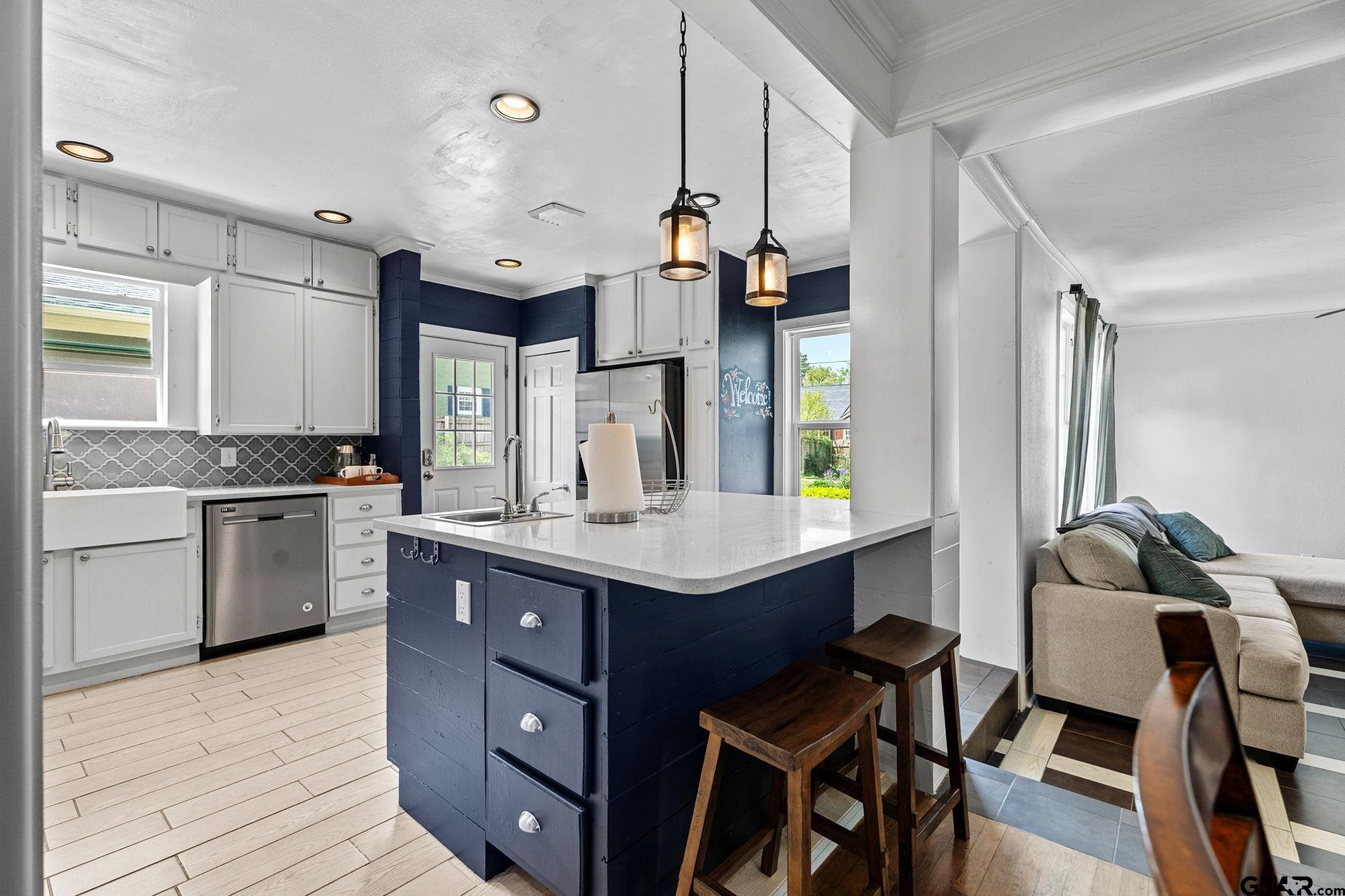 1403 S Robertson Avenue