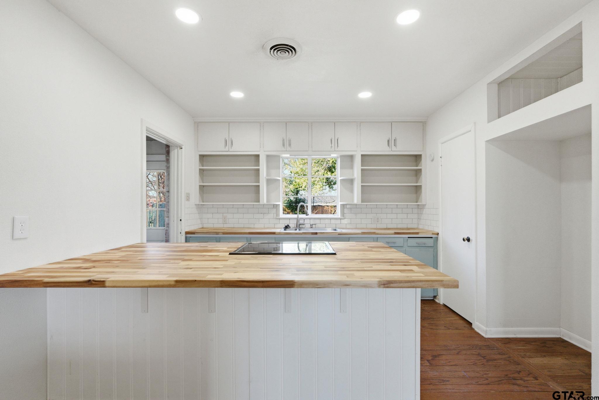 2200 Airline Dr.