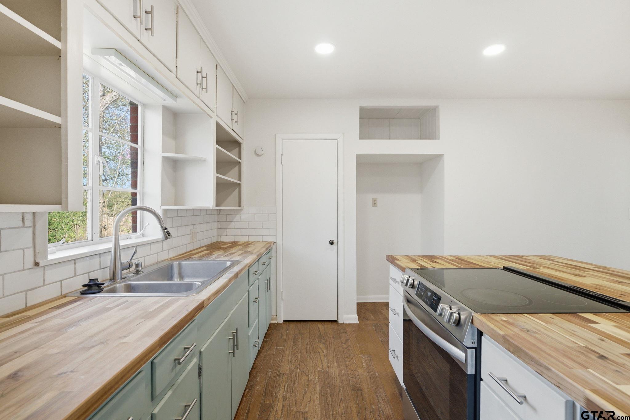 2200 Airline Dr.