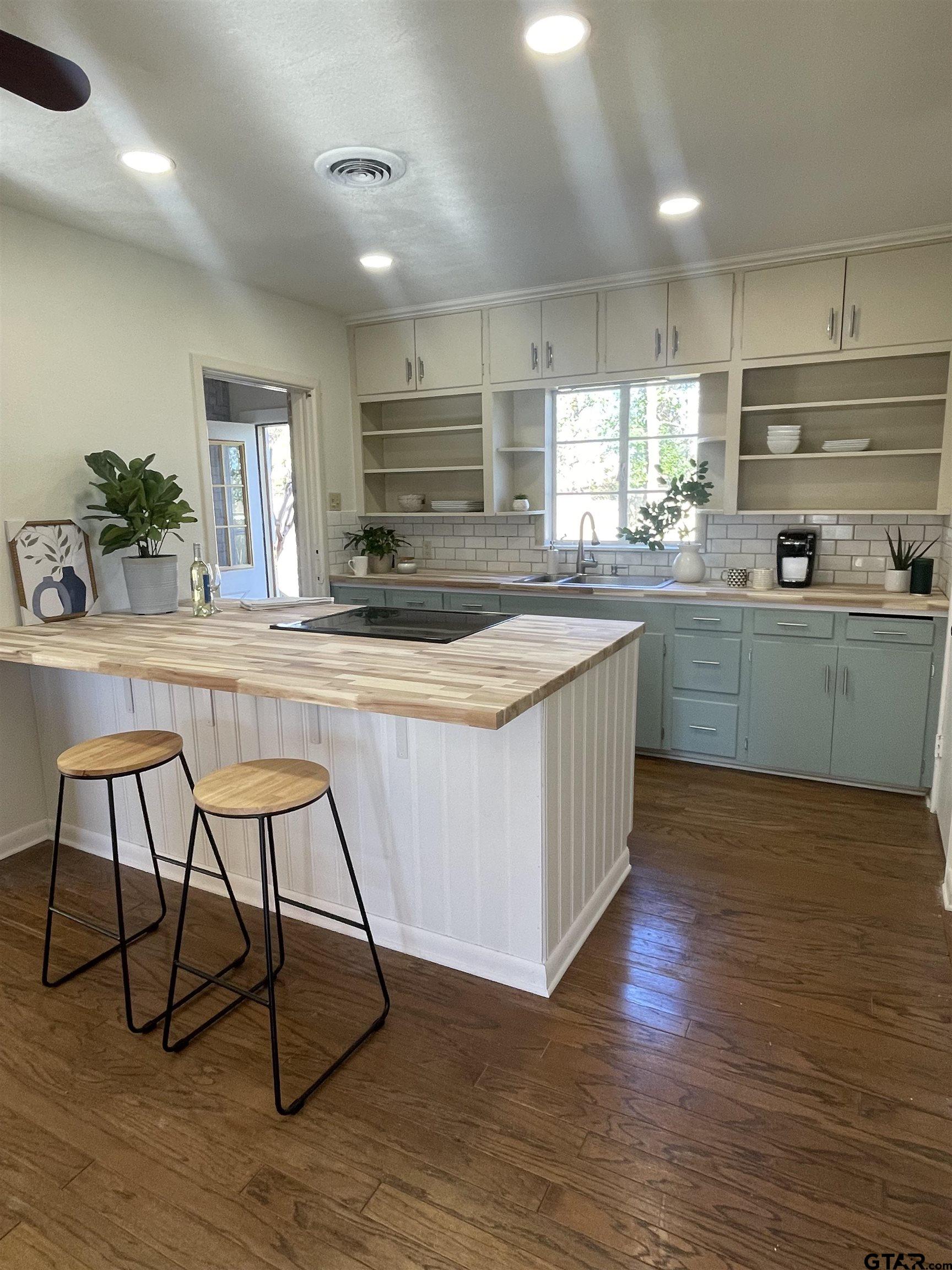 2200 Airline Dr.