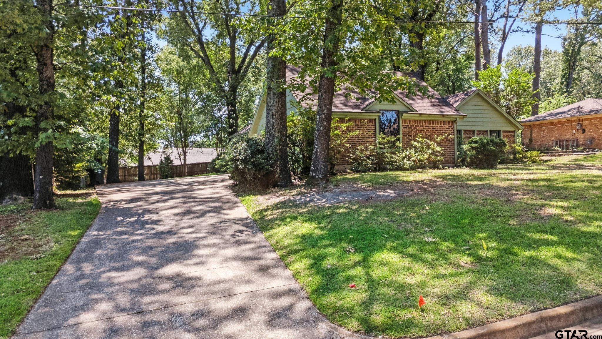 1206 Hampton Ln