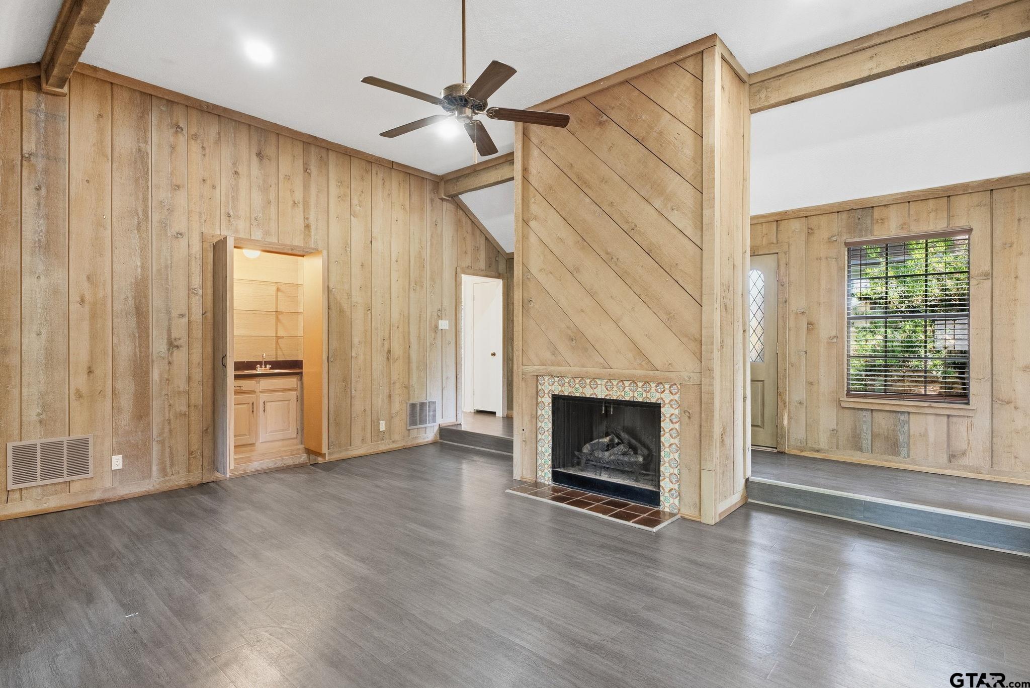 1206 Hampton Ln