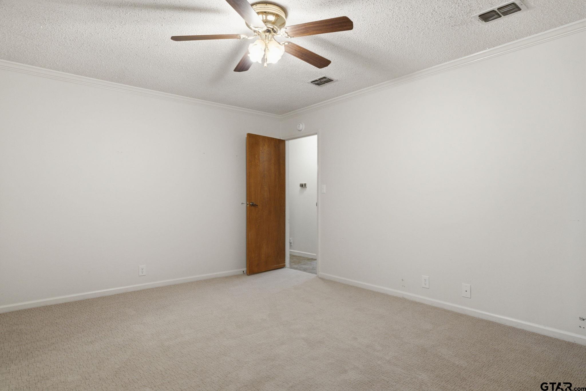 546 Woodside Dr.