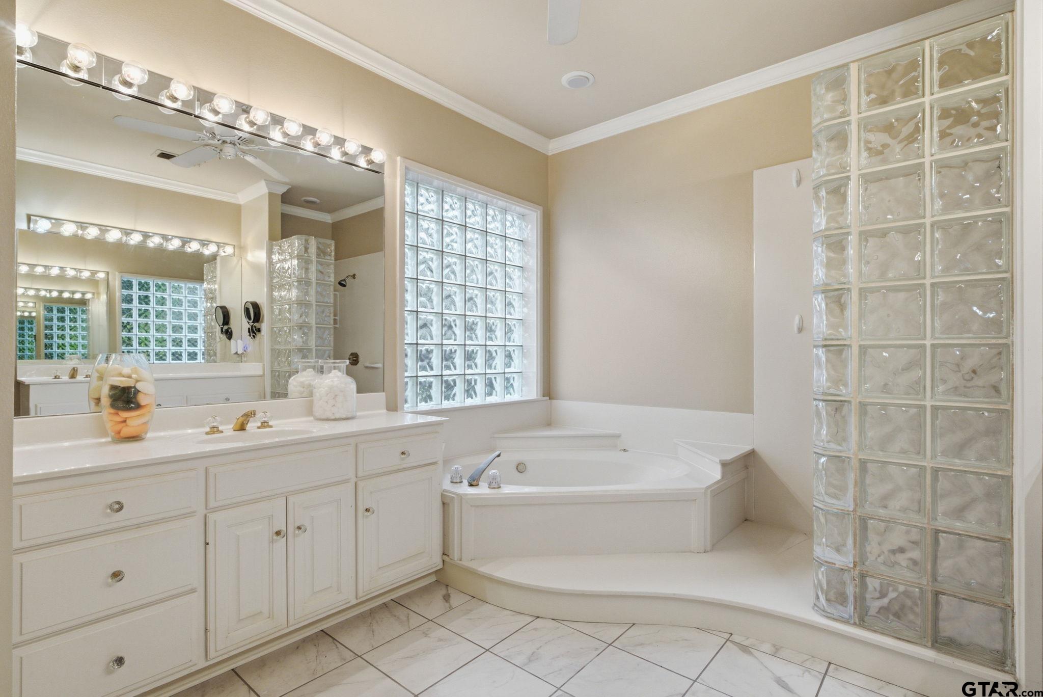 4117 Hollow Oak Cir