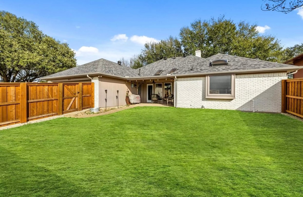 807 Lake Meadows Circle