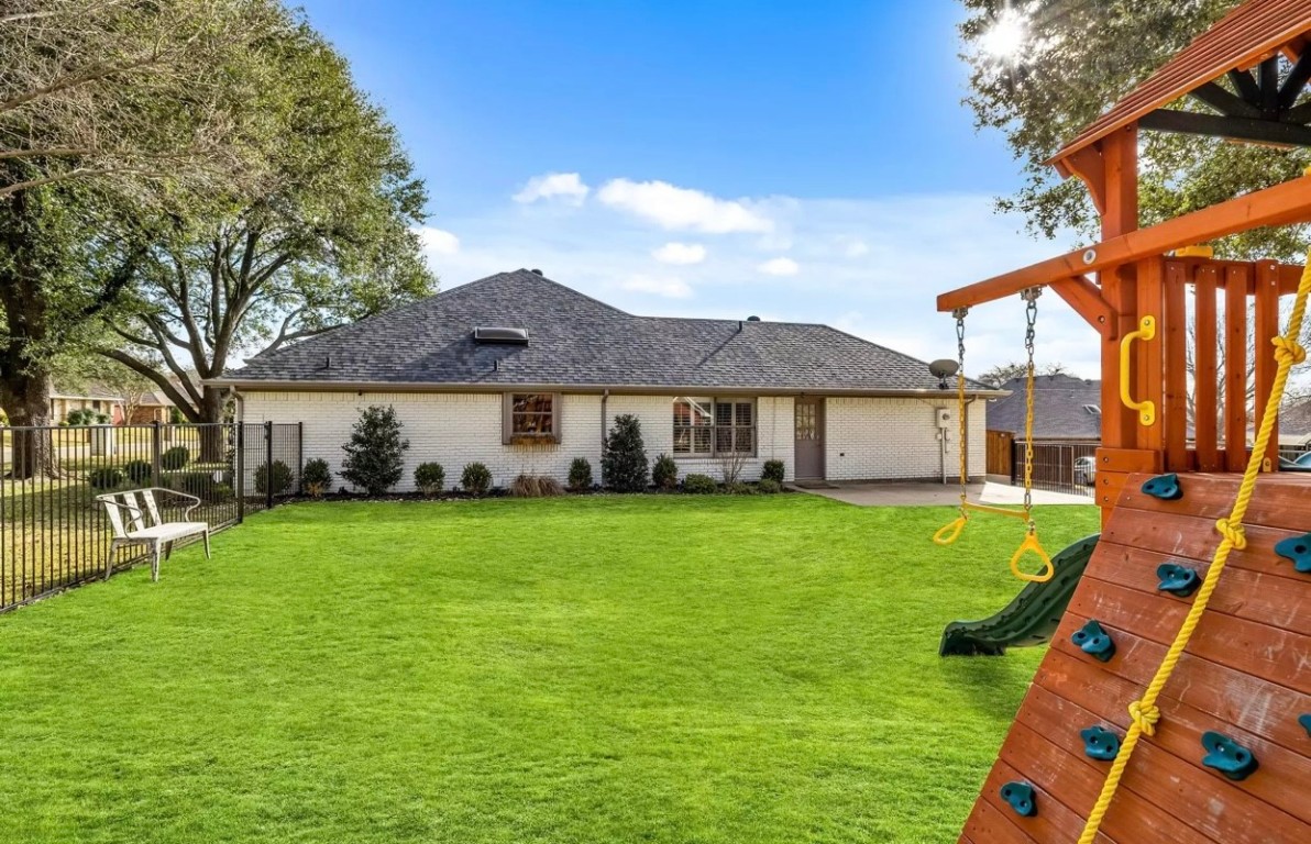 807 Lake Meadows Circle